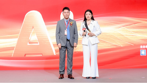 明亮照明集團總經(jīng)理荊明慧受邀第十六屆電子商務(wù)十大牛商成果報告會